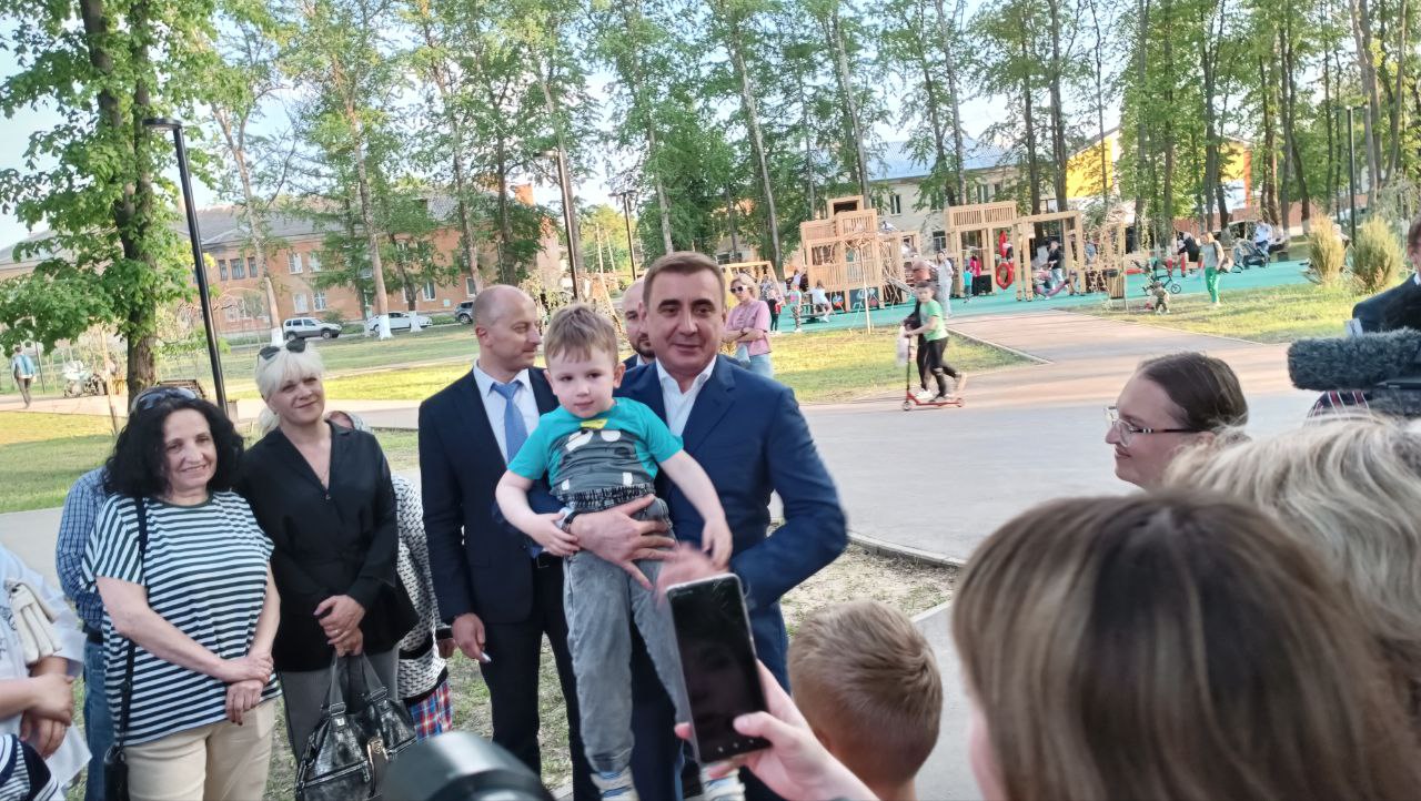 Губернатор Алексей Дюмин посетил главную площадь Щекино после благоустройства