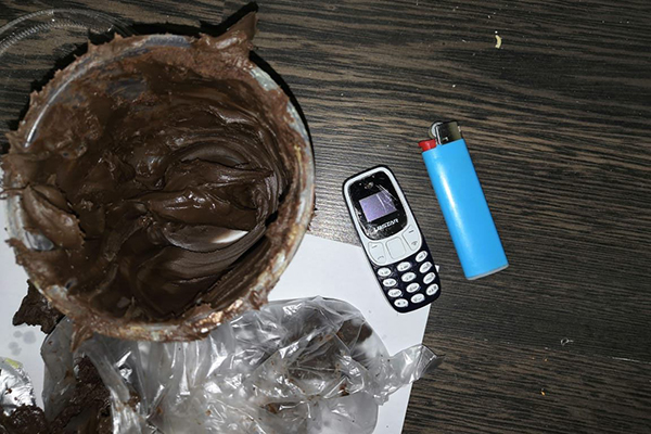 Телефон в шоколаде: в тульскую колонию пытались пронести запрещенную посылку