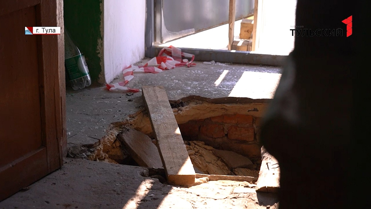 В подъезде тульской двухэтажки под ногами женщины провалился бетонный пол