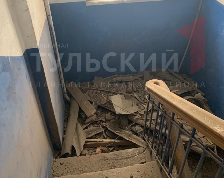 В подъезде трехэтажки в Ясногорске рухнул потолок