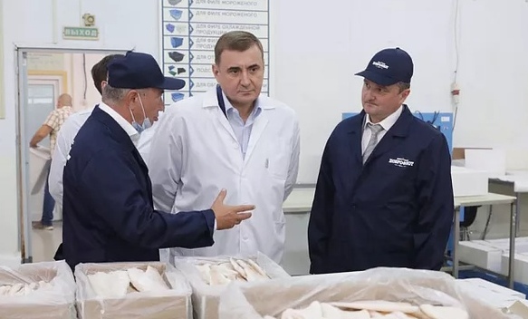 Алексей Дюмин посетил завод по производству рыбного филе