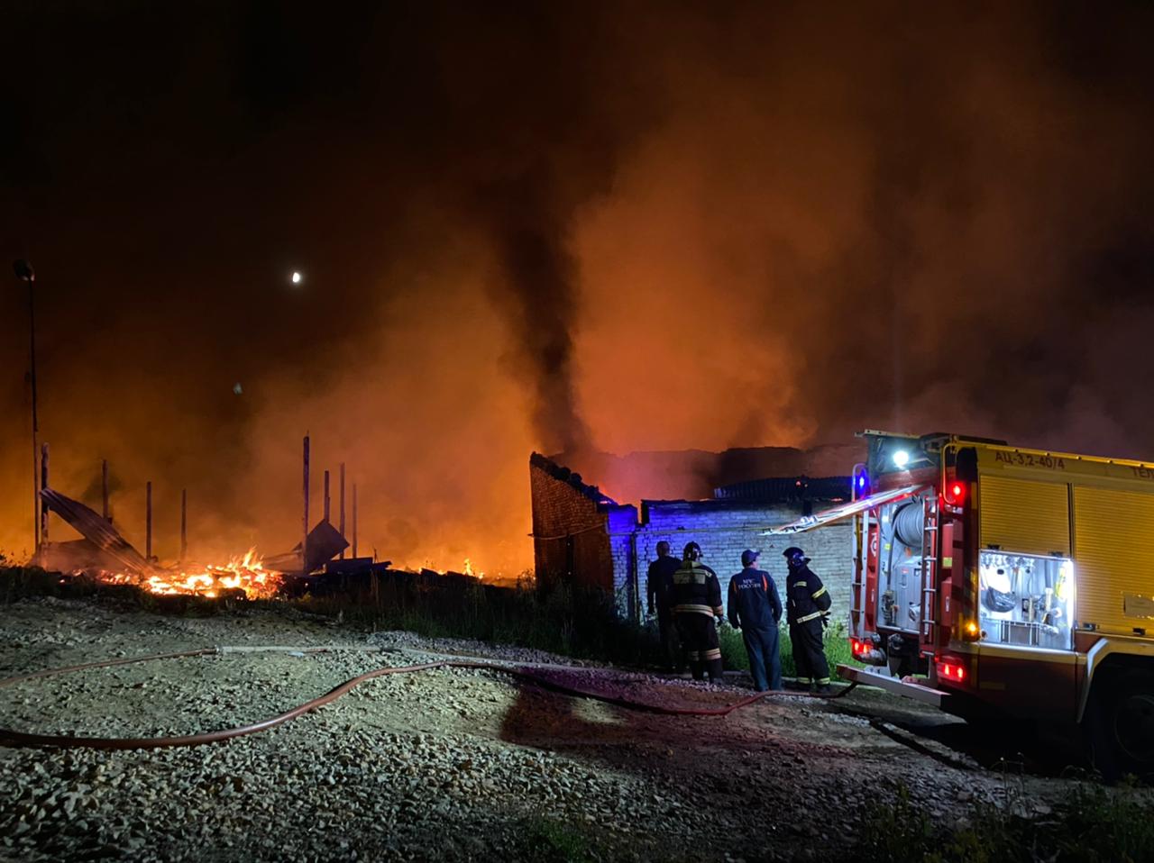 В Дубне в Тульской области загорелся склад на производстве вспененного полиэтилена