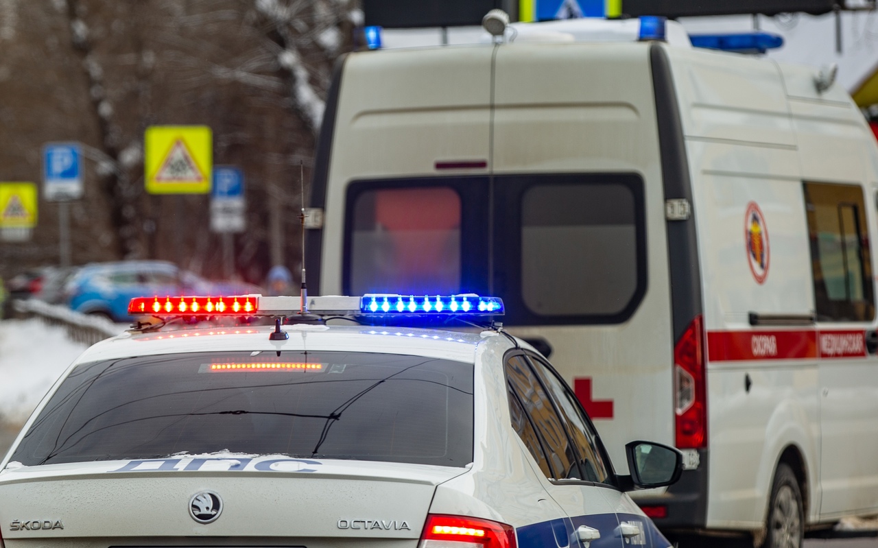 На трассе М-2 "Крым" под Ясногорском микроавтобус столкнулся с грузовиком