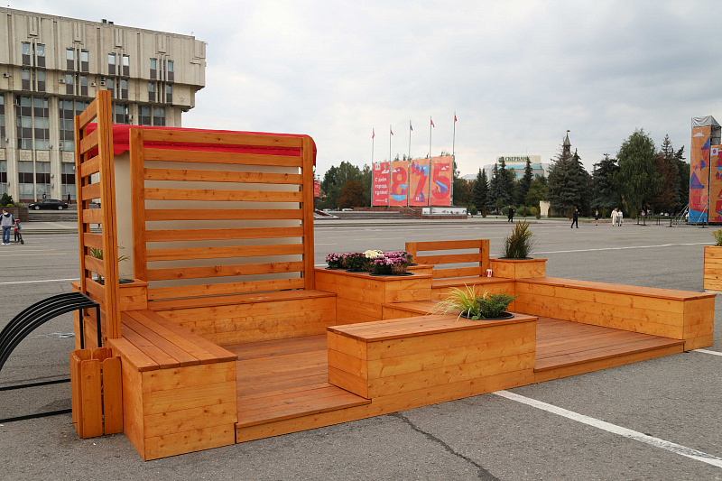 На площади Ленина в Туле появились вагончики буккроссинга и парклеты для отдыха горожан