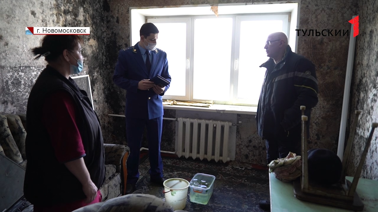 Дом трещит по швам: жители общежития в Новомосковске жалуются на плесень и текущую крышу