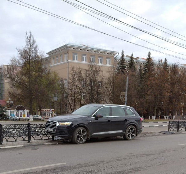 В Туле на площади Победы внедорожник Audi снес забор: видео 