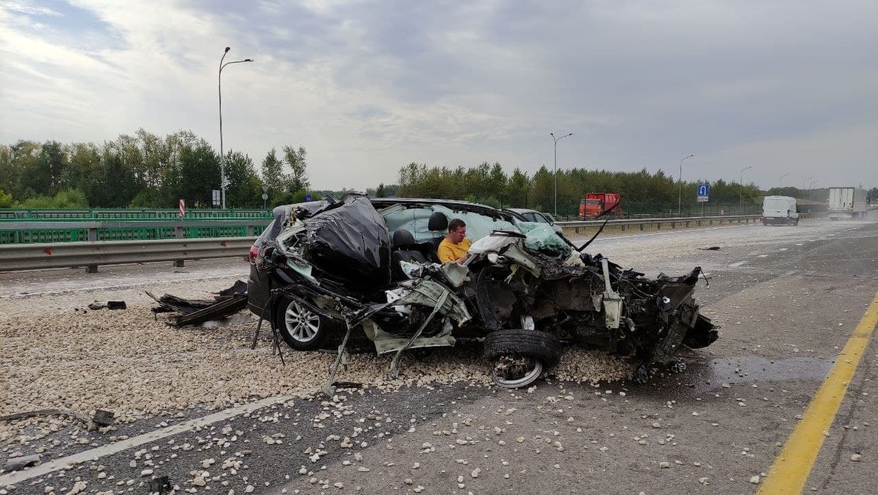 В Тульской области на трассе «Дон» легковой автомобиль врезался в КамАЗ с щебнем: видео