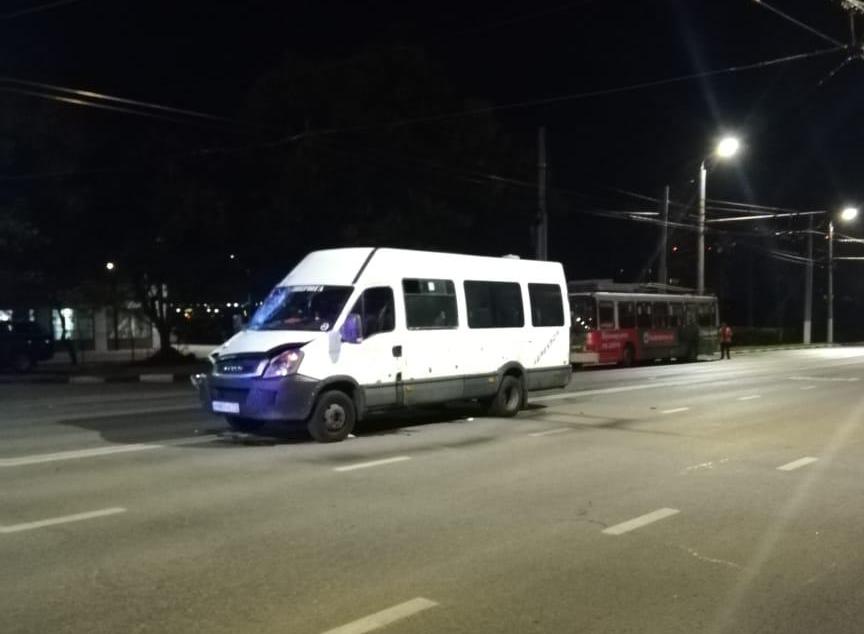 В Туле микроавтобус сбил водителя троллейбуса