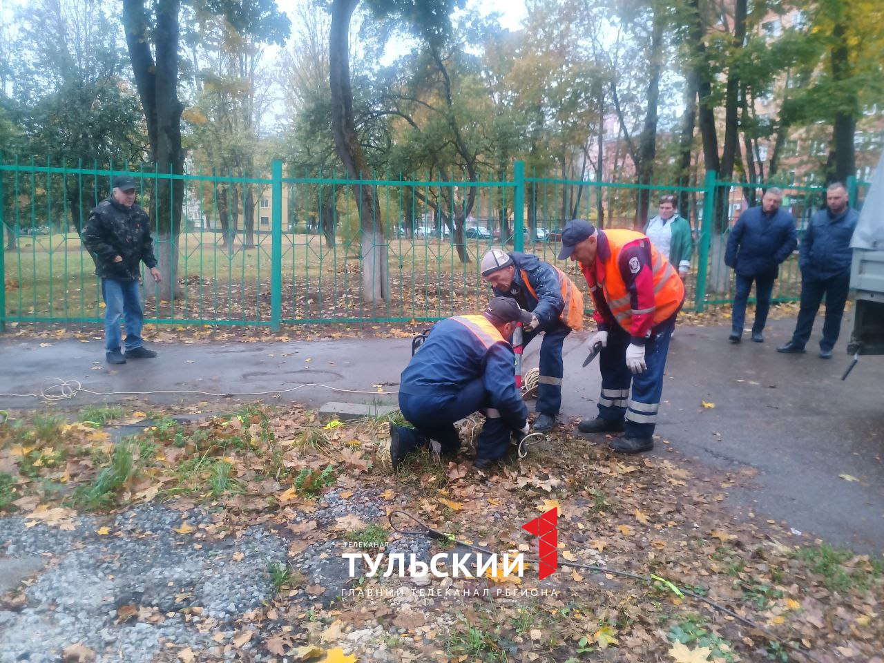 В тульских дворах демонтируют незаконные парковочные ограждения