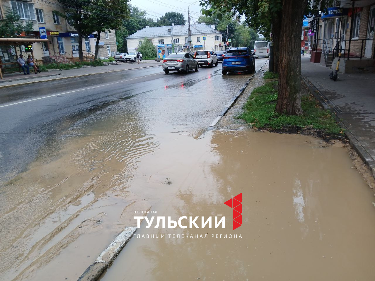 По улице 9 Мая в Туле потекла грязная