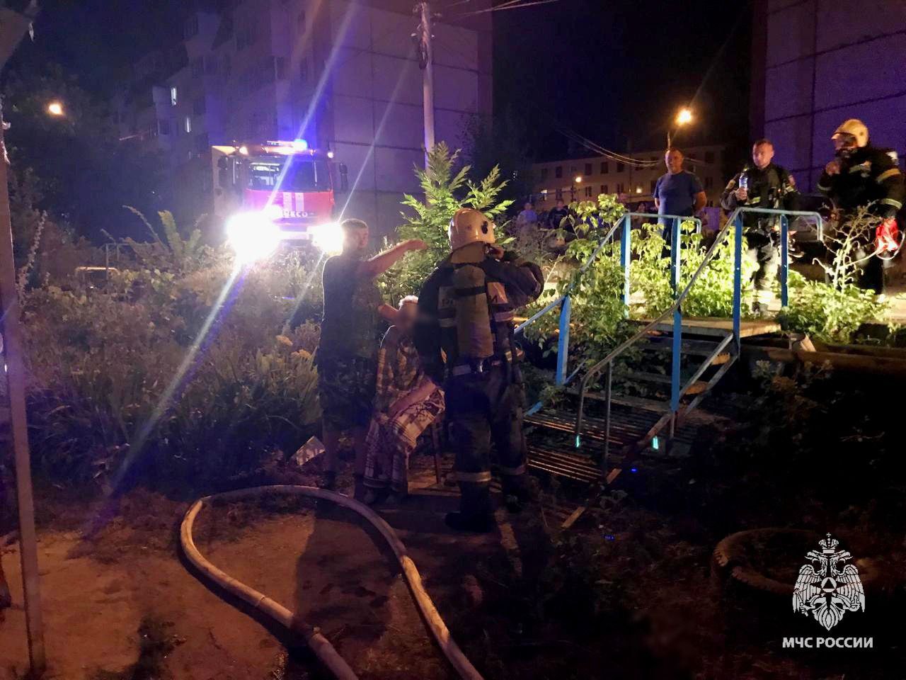 В Туле пожарные на руках вынесли пенсионерку из горящей квартиры