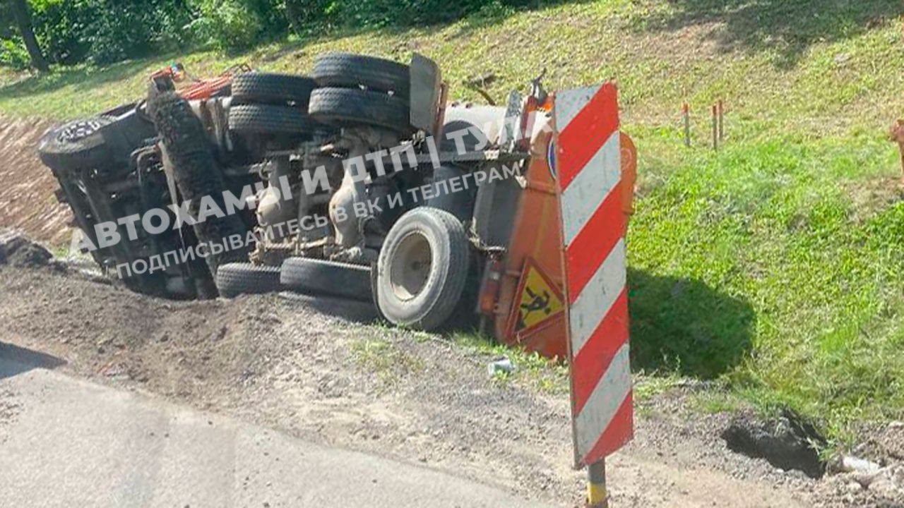 На трассе М-2 "Крым" под Тулой перевернулся грузовик