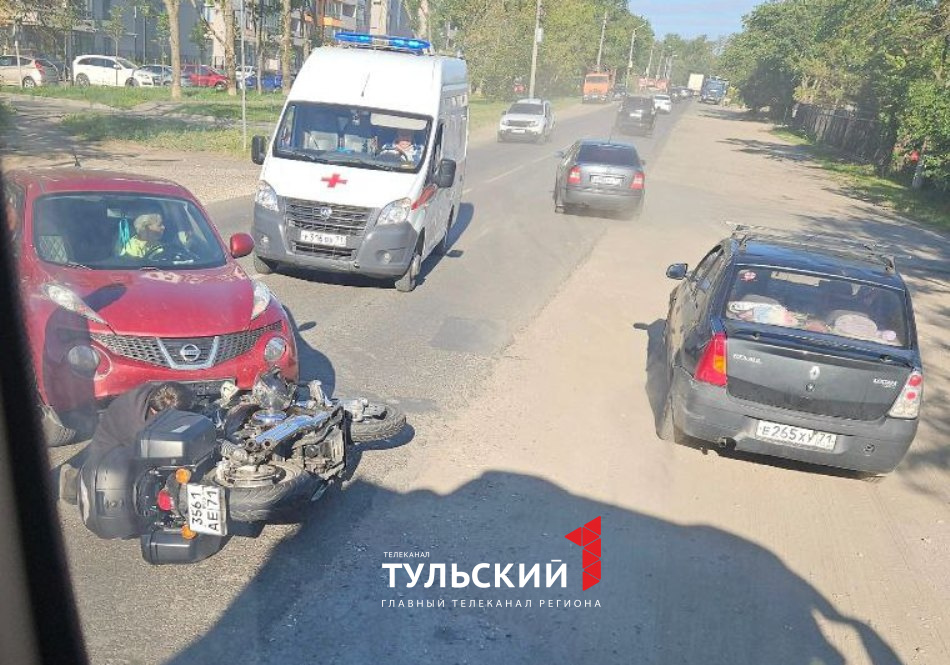 На улице Карпова в Туле мотоциклист попал под колеса "Ниссана"