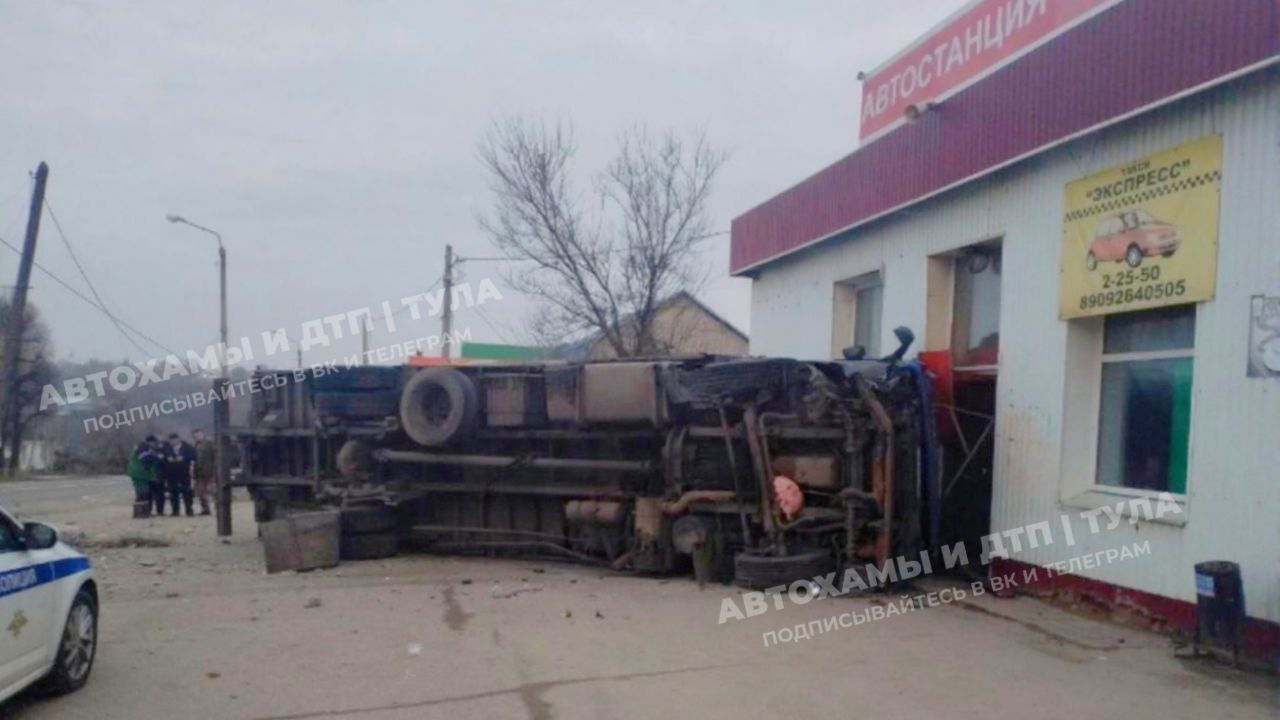 В поселке Чернь грузовик влетел в автостанцию