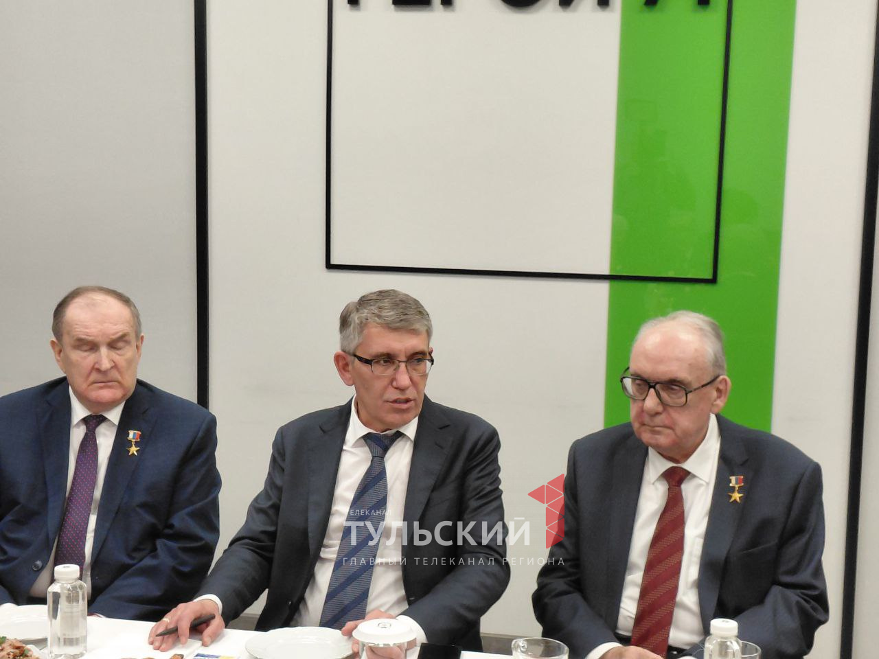 Дмитрий Миляев обсудил патриотическое воспитание с Героями Отечества