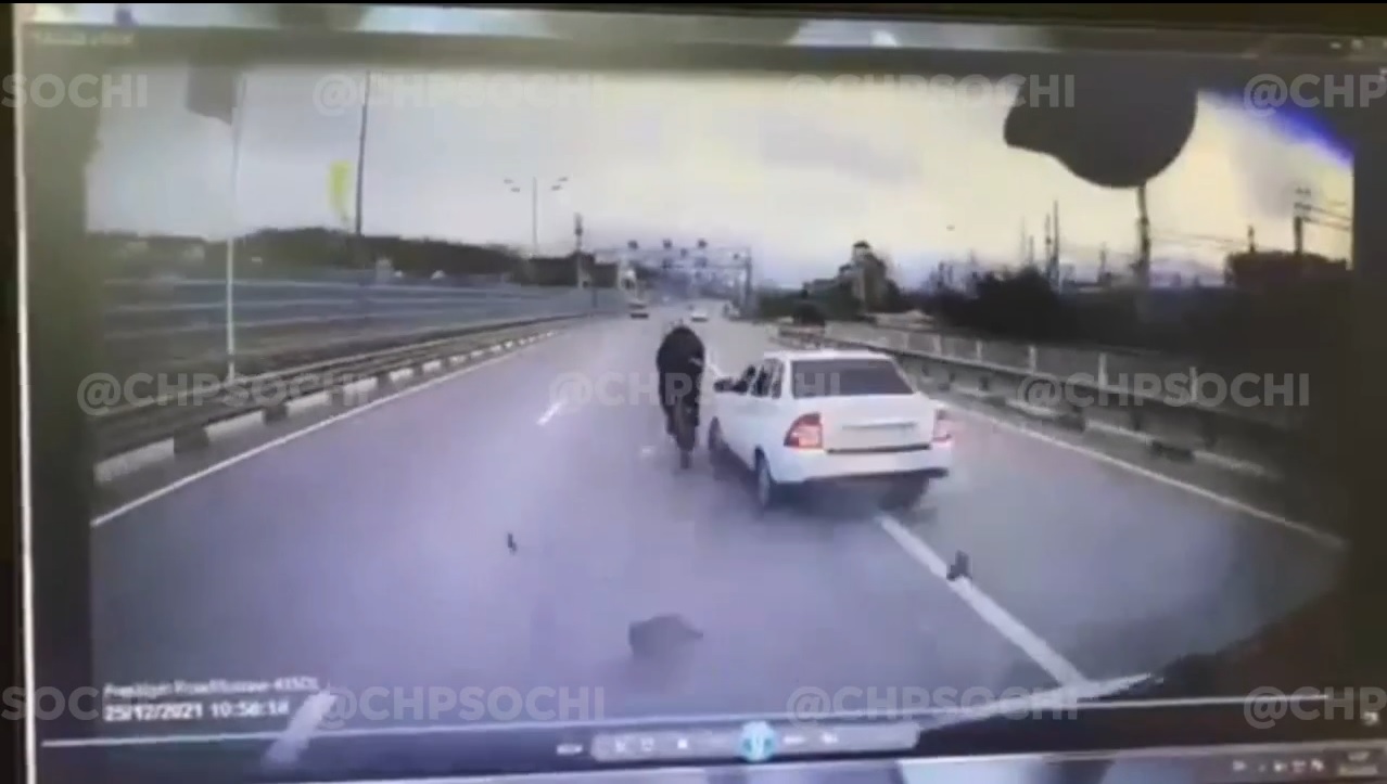 В Сочи 4 велосипедистки из Тулы попали под колеса автомобиля: видео