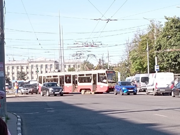 На проспекте Ленина в Туле собралась пробка из-за ДТП с трамваем