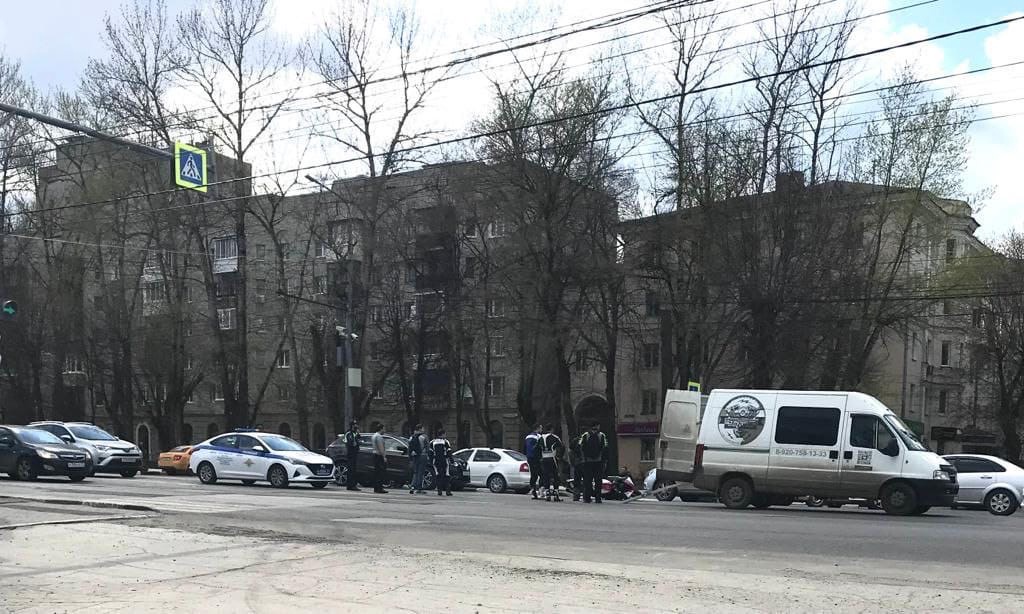 На проспекте Ленина в Туле столкнулись мотоцикл и легковушка