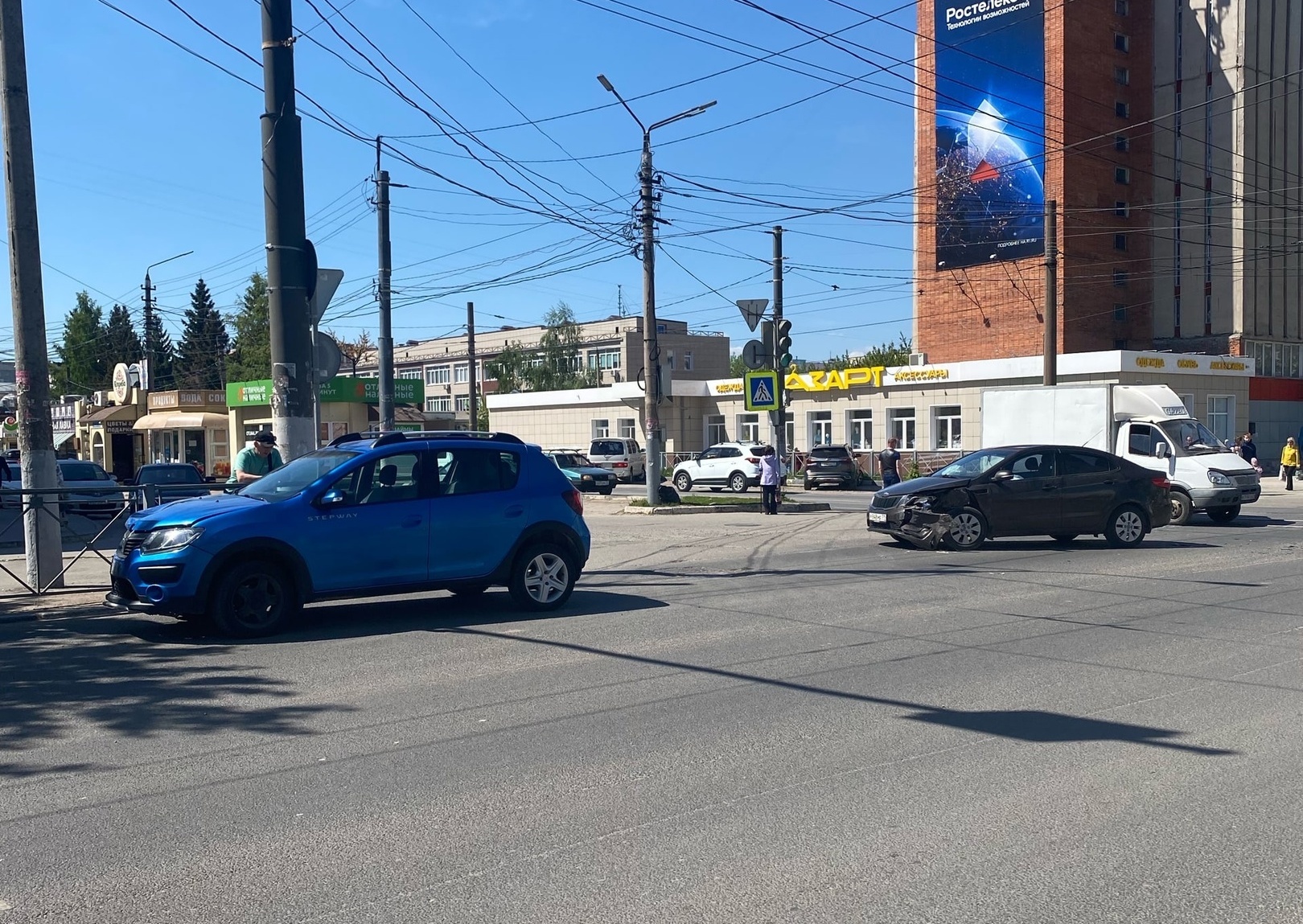 В Туле на перекрестке улиц Степанова и Марата столкнулись Renault и Kia