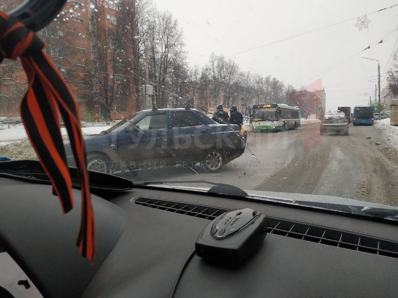 В Туле автомобиль такси попал в ДТП