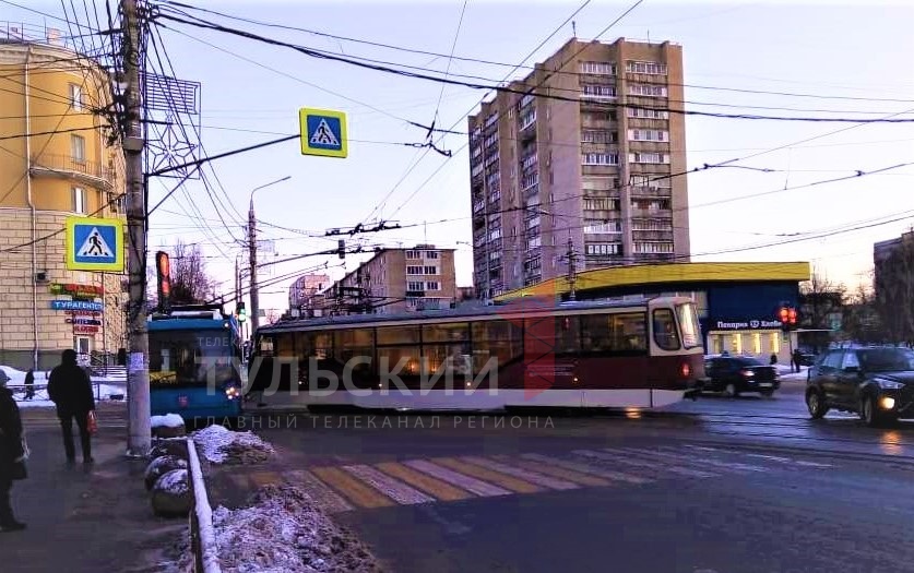 В Туле трамвай стал причиной автомобильной пробки