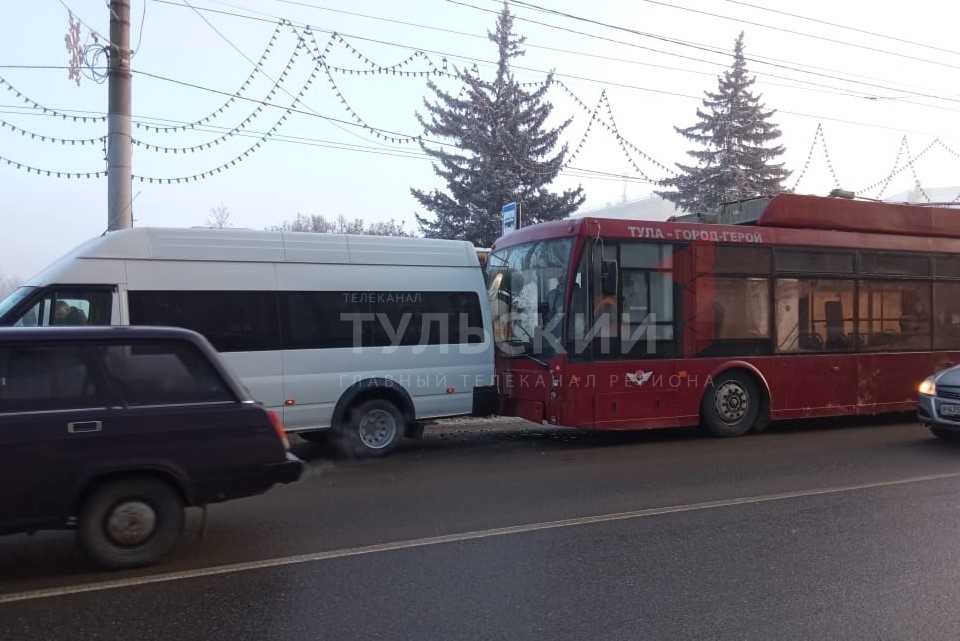 В Туле троллейбус протаранил микроавтобус