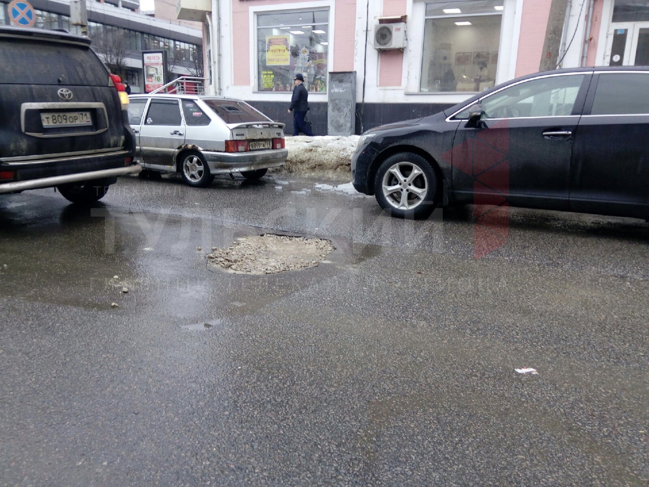 Ямочный ремонт в действии: в Туле на улице Каминского засыпали провал