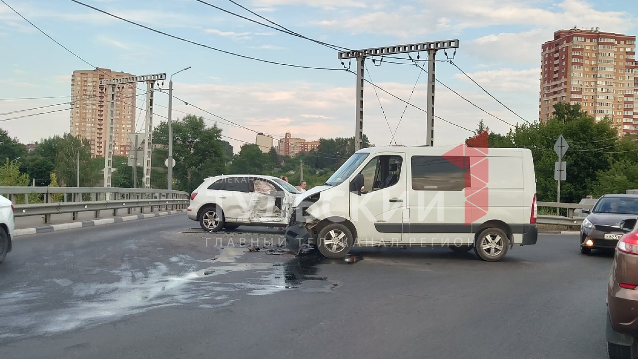 В Туле на улице Болдина фургон врезался в легковой автомобиль