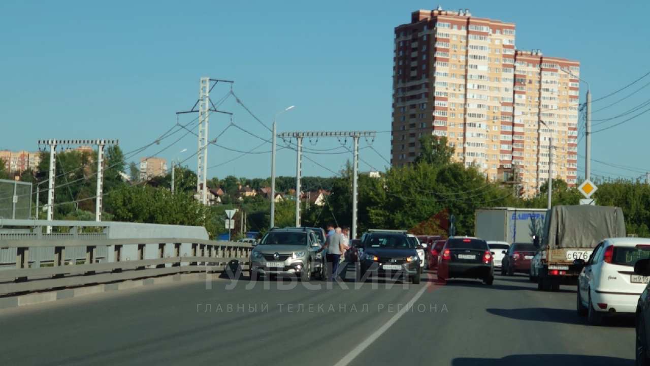 В Туле авария на Одоевском путепроводе спровоцировала пробку