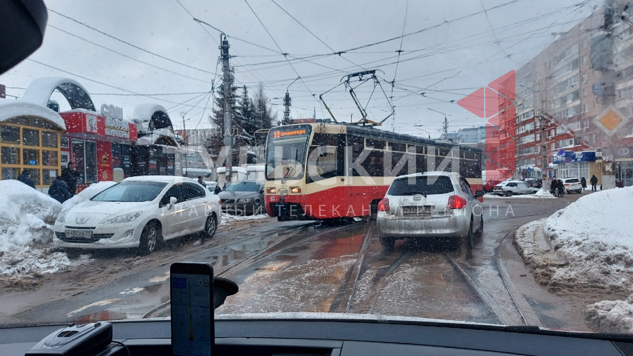 Три трамвая встали на перекрестке улиц Марата и Плеханова из-за припаркованной машины