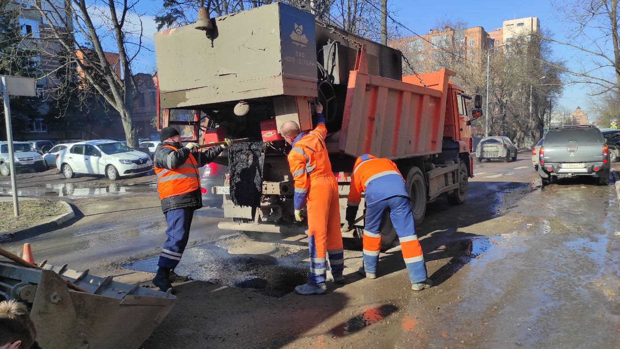 Разборка асфальтобетонного покрытия вокруг колодцев