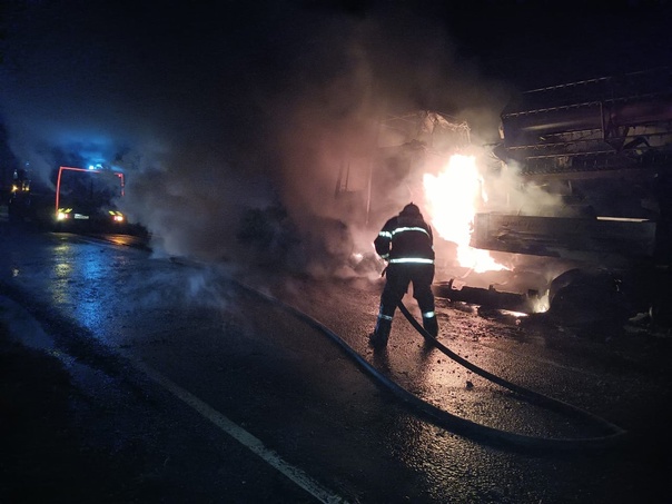 В Тульской области загорелась кабина перевозившего комбайн грузовика