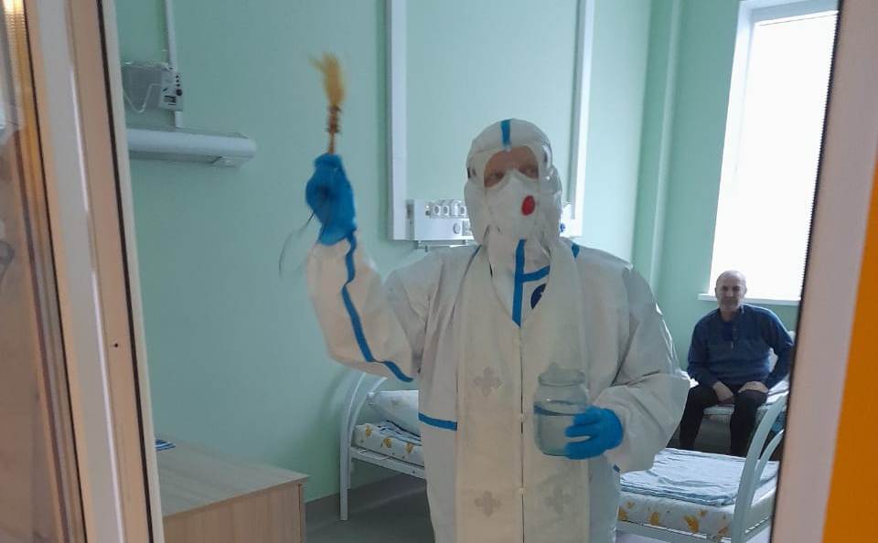 В Туле священник навестил пациентов с коронавирусом в красной зоне