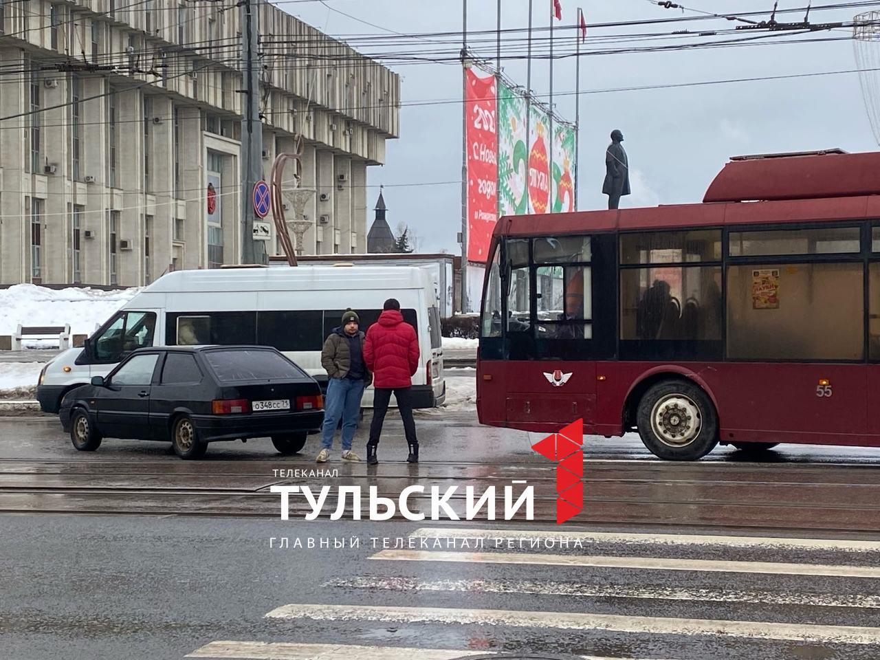 В Туле ДТП возле Белого дома стало причиной пробки - Новости Тулы и области  - 1tulatv