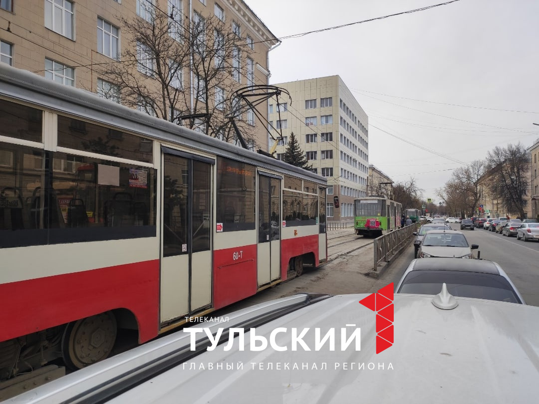 В Туле ДТП на улице Болдина заблокировало движение трамваев