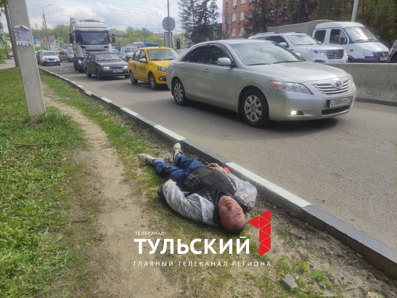 На Новомосковском шоссе в Туле нашли мужчину без сознания с разбитым лицом