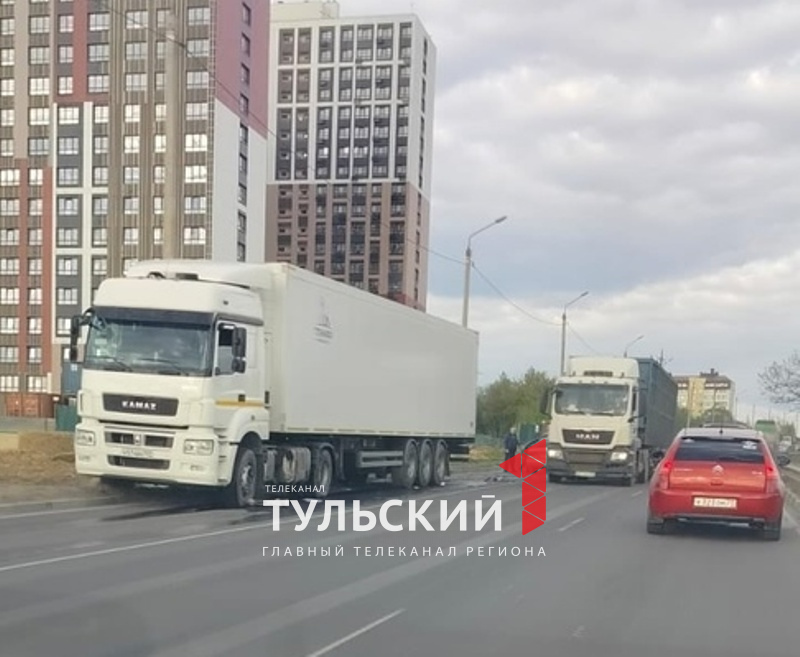 В Туле на Калужском шоссе столкнулись КАМАЗ и Nissan