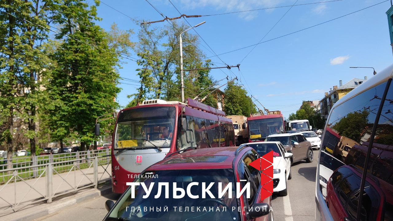 В Туле на улице Макаренко встали троллейбусы