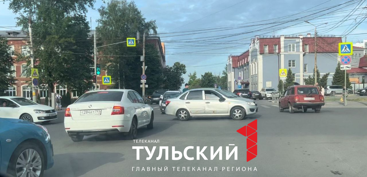 В Туле на улице Дмитрия Ульянова столкнулись две легковушки