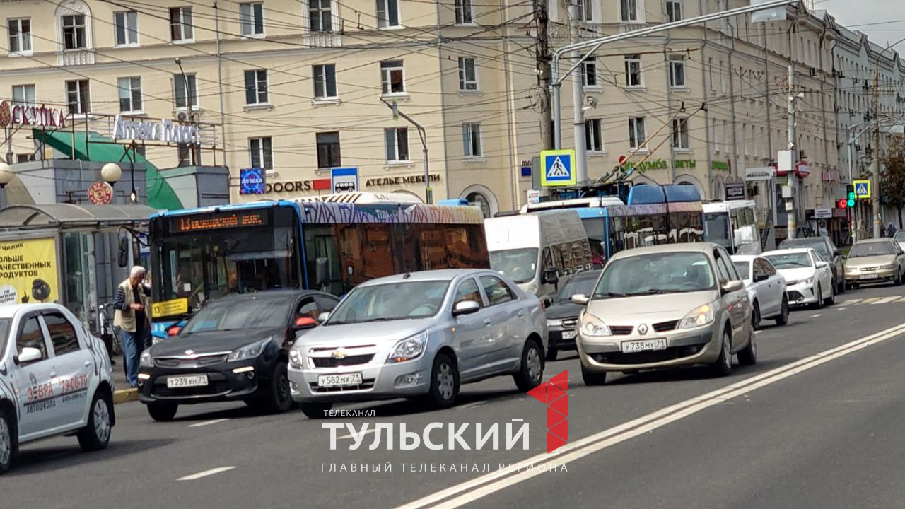 В Туле на Красноармейском проспекте образовалась пробка из-за ДТП