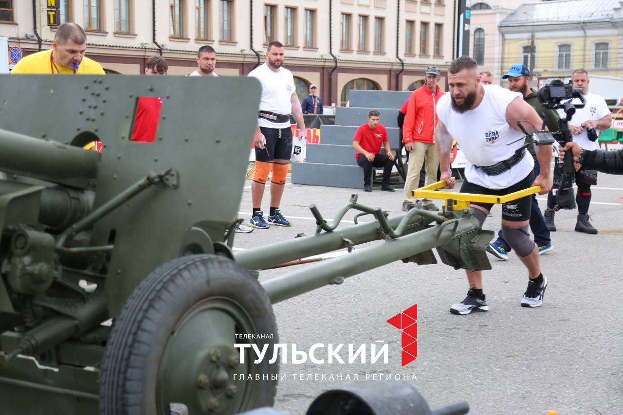 В День города на площади Ленина определили самого сильного туляка: фоторепортаж