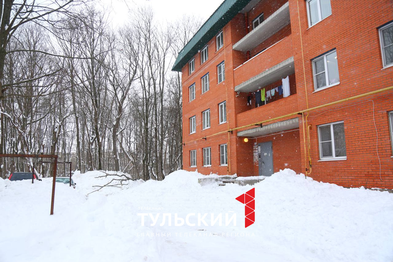 В городе Щекино весь двор завалил упавший с крыши снег