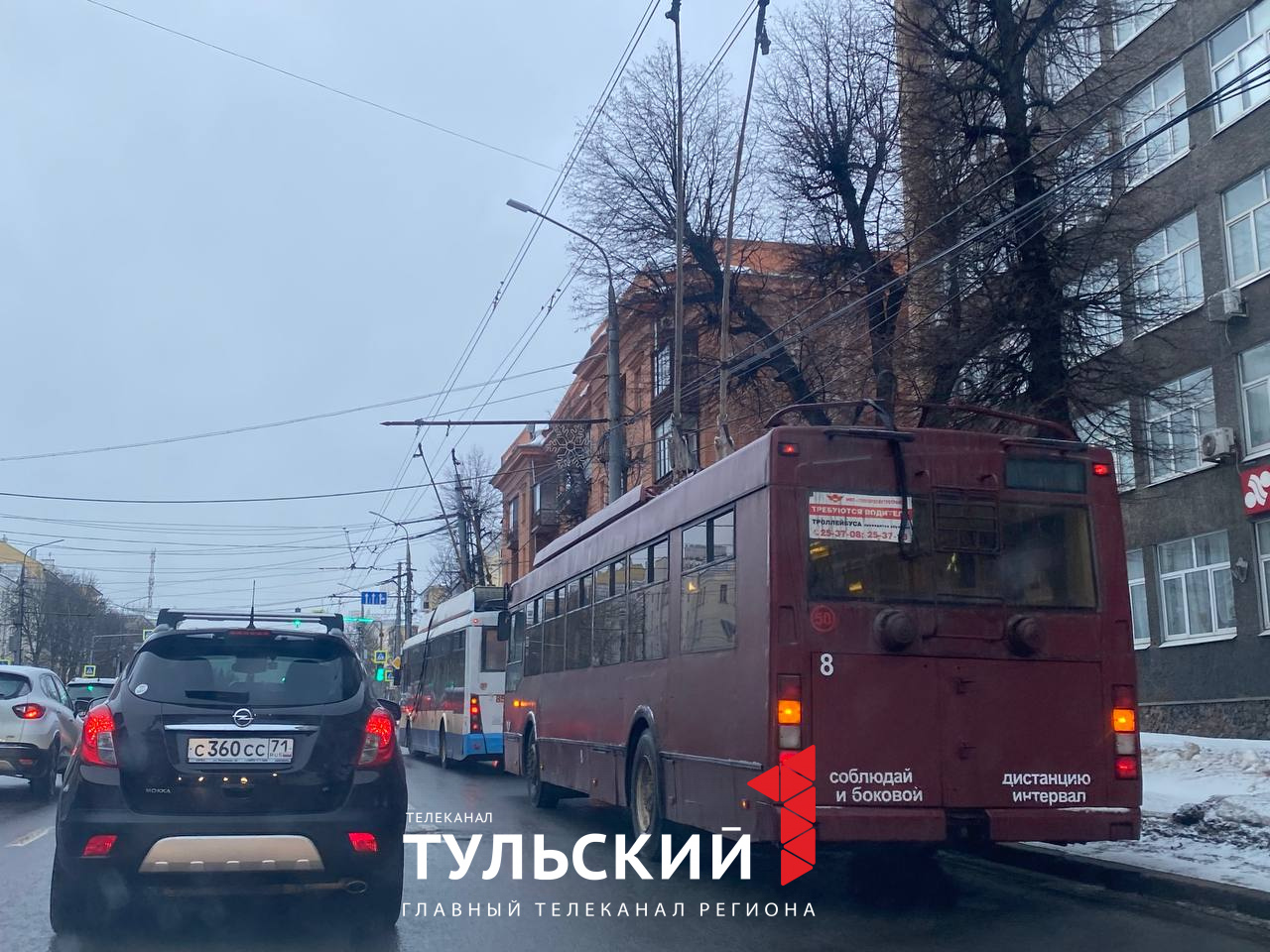 На проспекте Ленина в Туле встали троллейбусы и трамваи