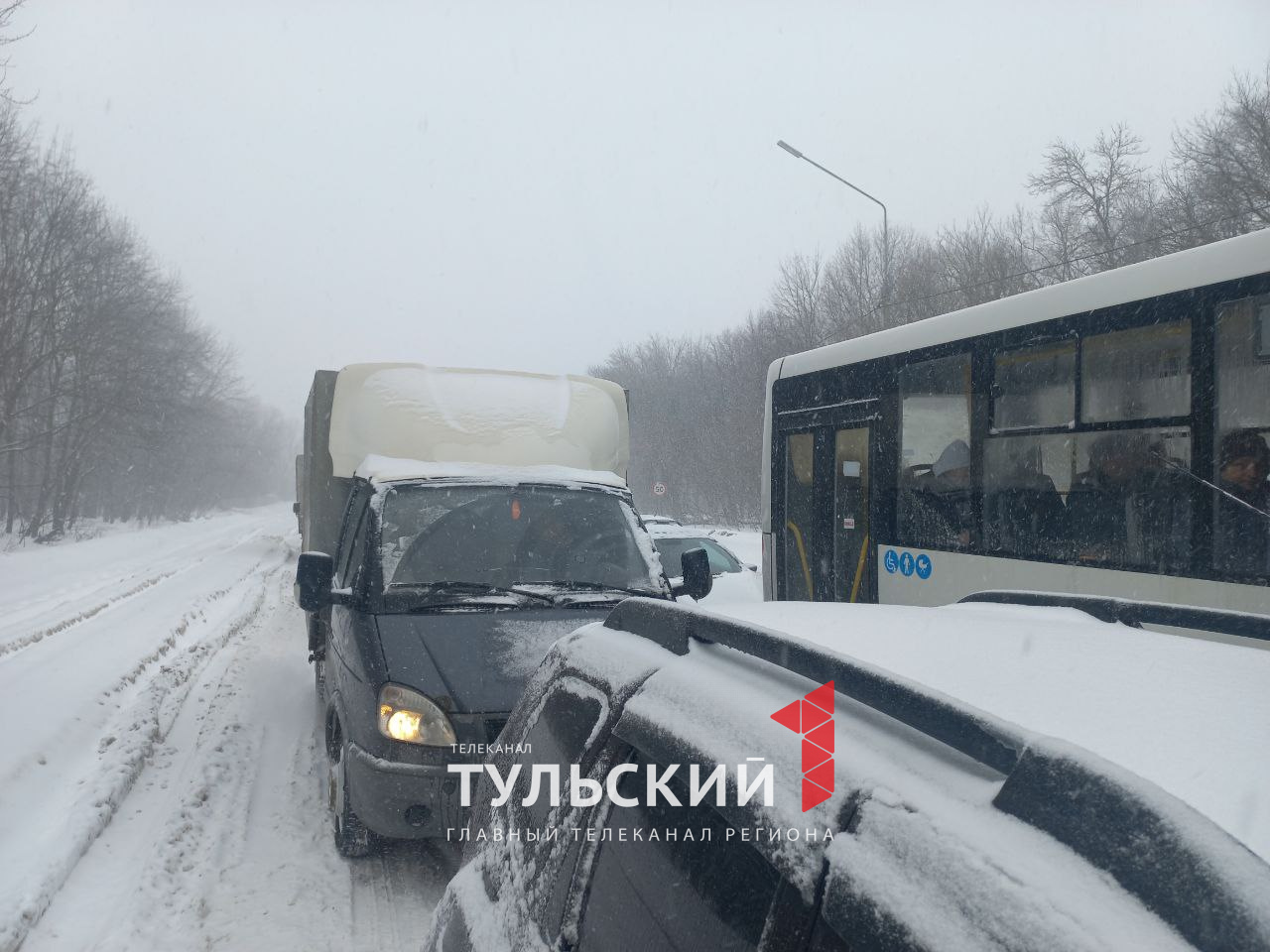 Въезд в Новомосковск заблокировали застрявшие на трассе фуры