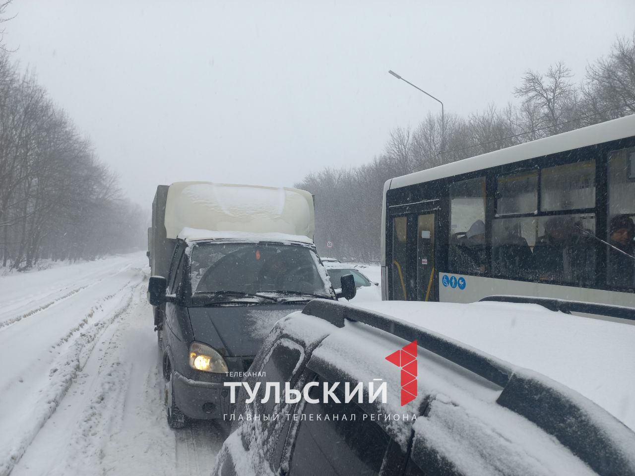 Выезд из Новомосковска заблокировали застрявшие на трассе фуры - Новости  Тулы и области - 1tulatv