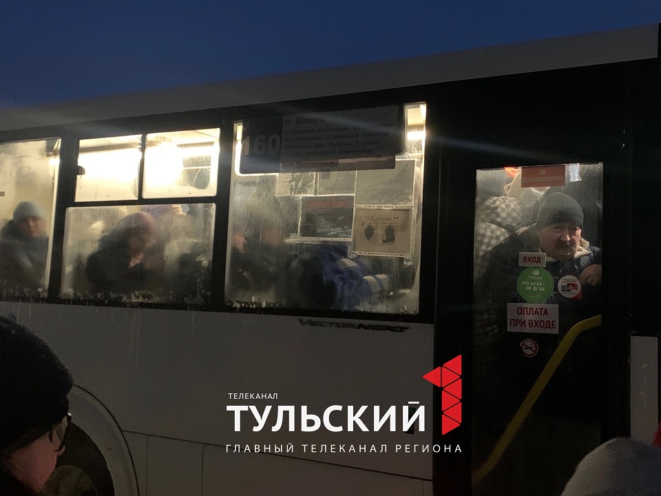 Транспортный коллапс в Болохово: люди столпились на остановках