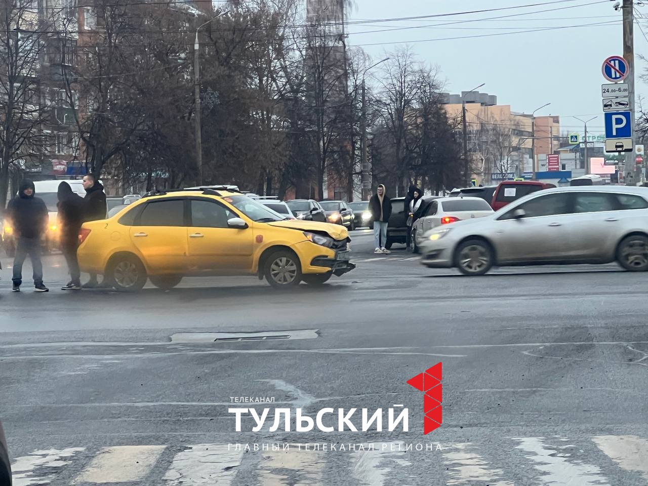 В Туле на Красноармейском проспекте такси попало в ДТП