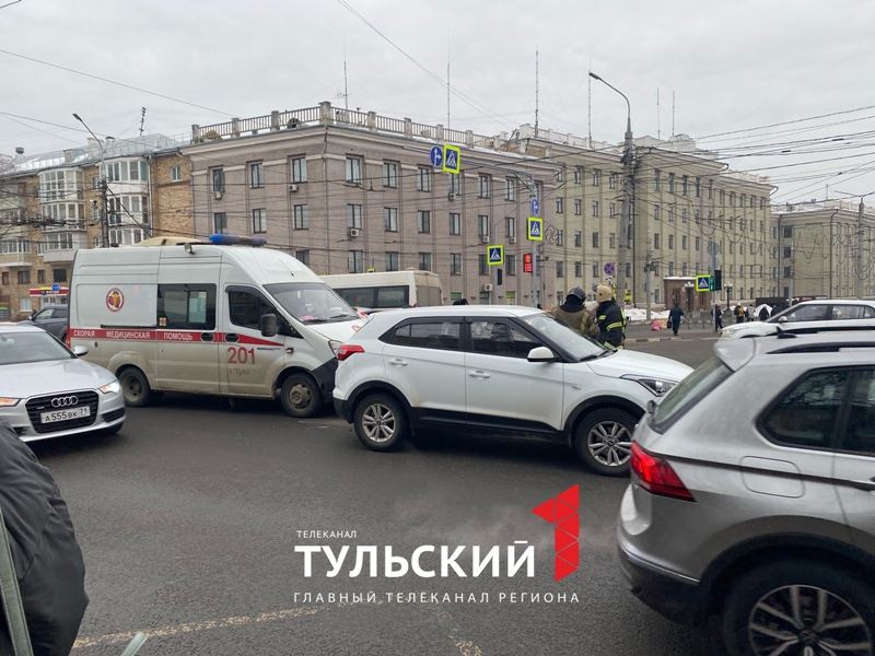 На проспекте Ленина в Туле машина скорой помощи попала в ДТП