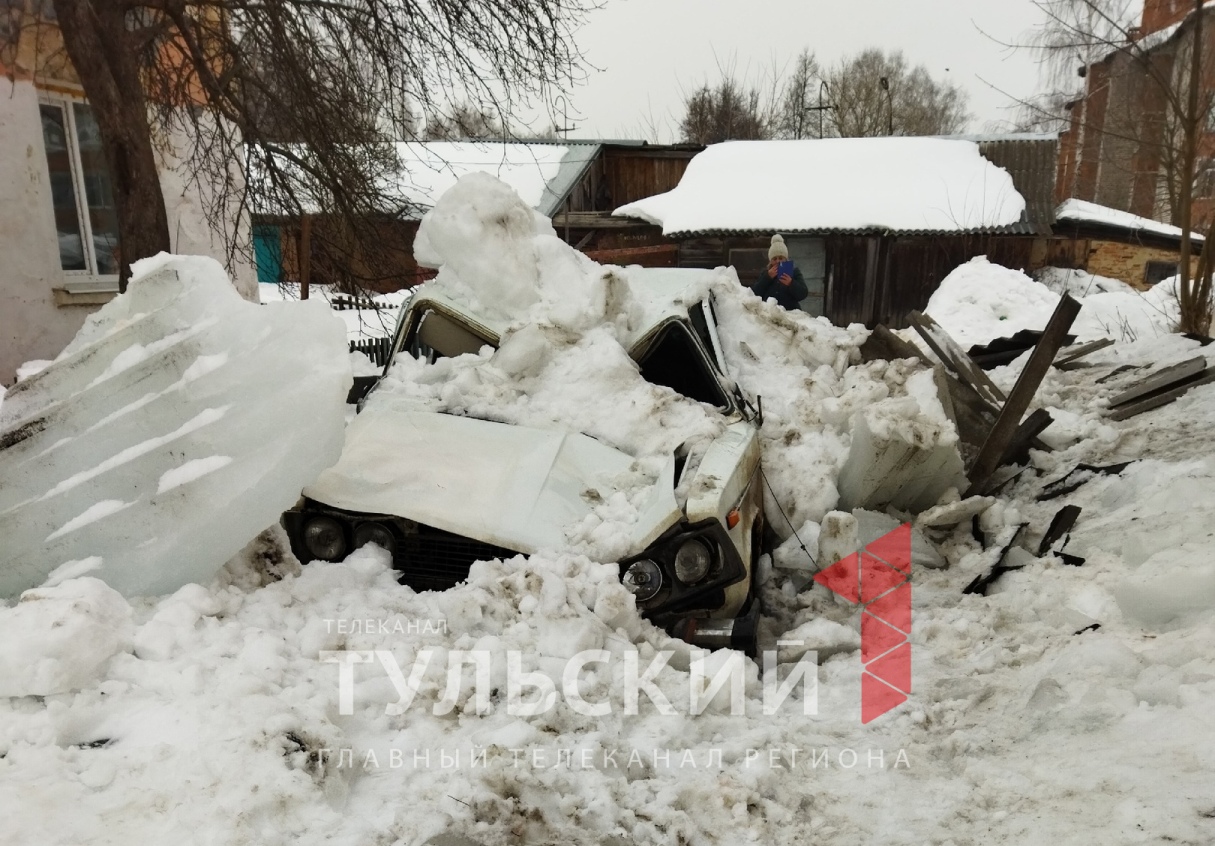 Снег с крыши уничтожил машину под Узловой