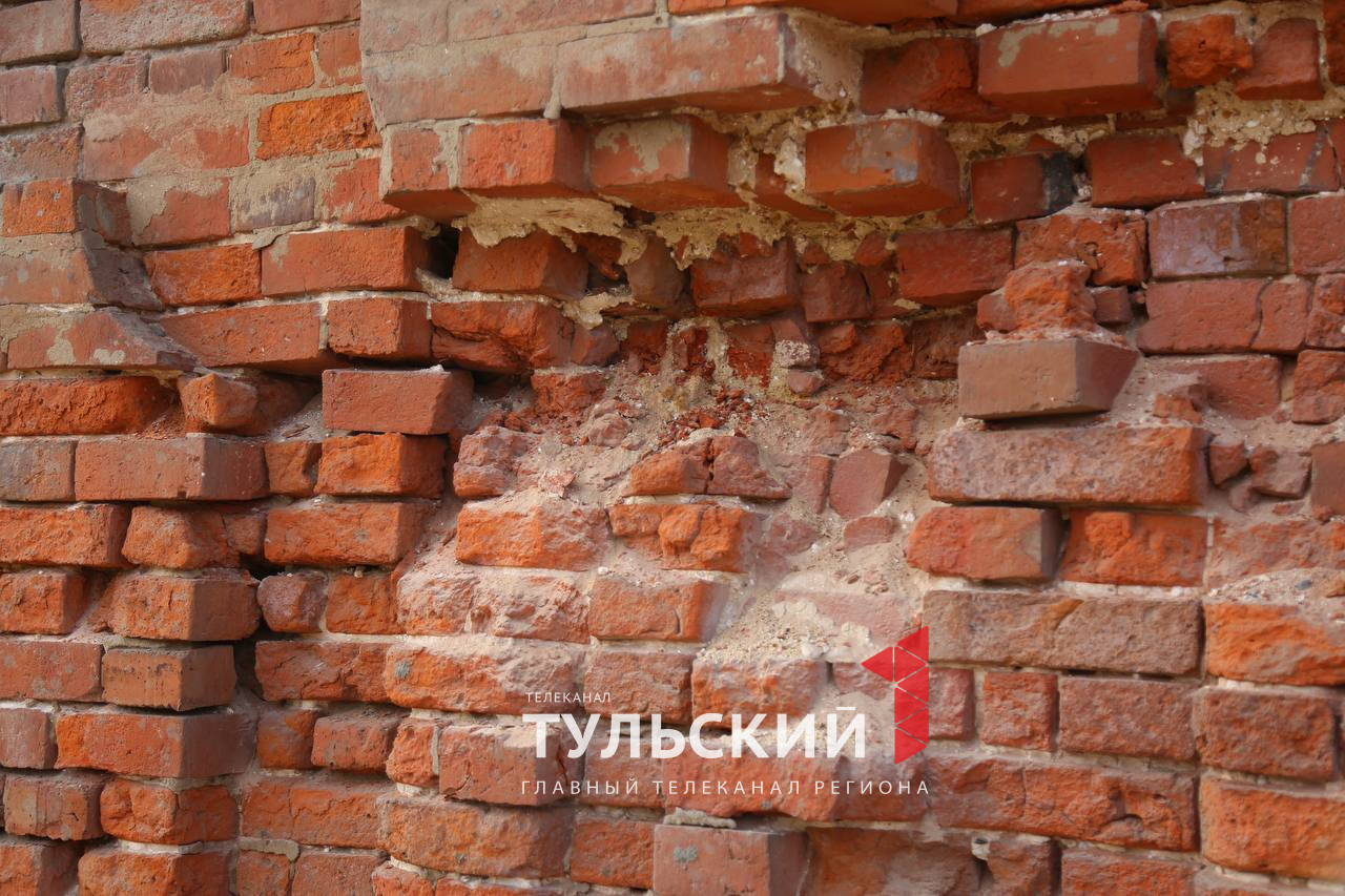 Туляки сообщили о разрушении части стены кладбища вокруг Всехсвятского собора